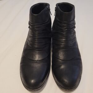 Yuu Parker Black Ankle Booties